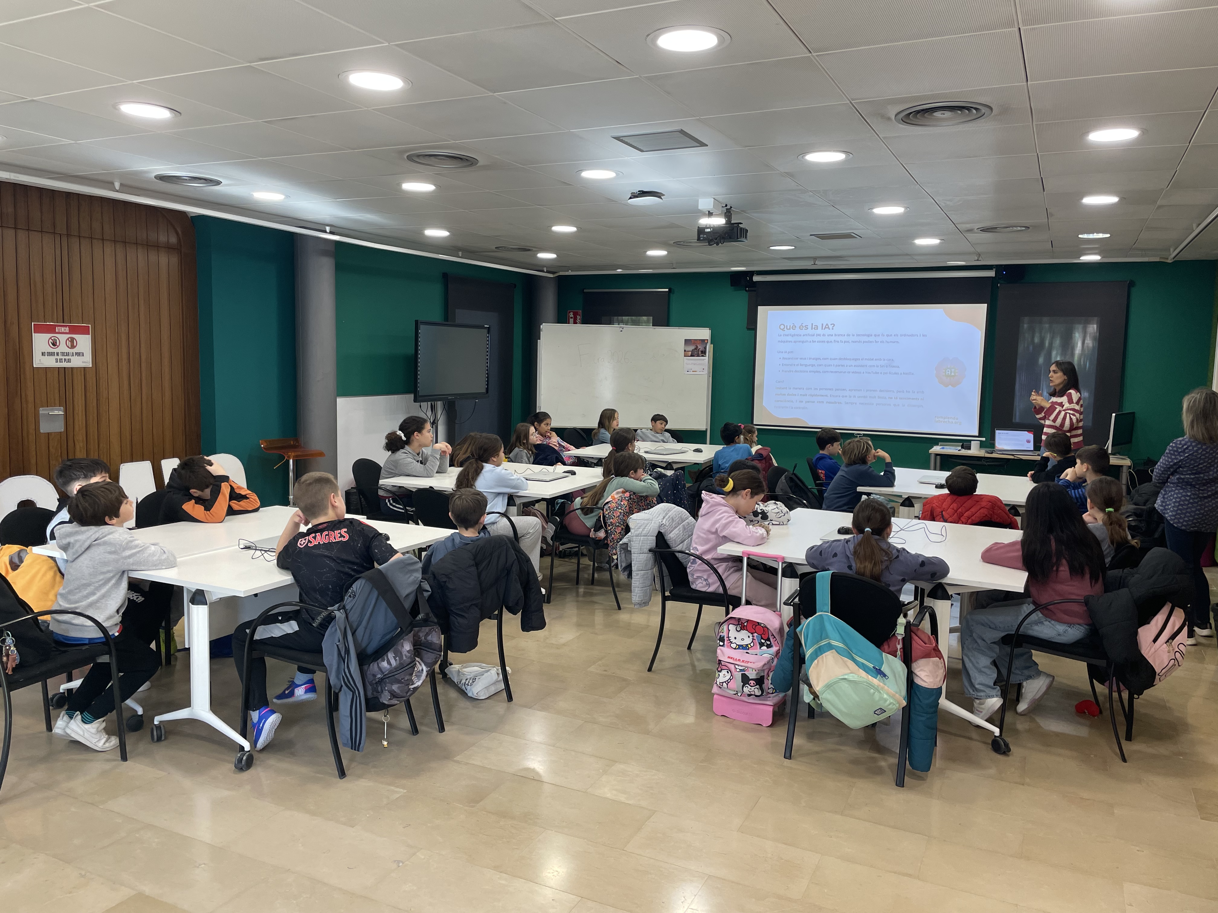 Alumnes treballant en equip durant el taller